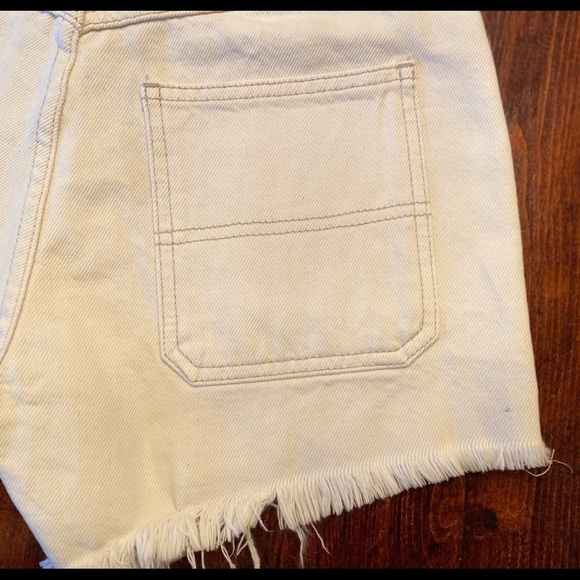 WE THE FREE NWT Ivory denim jean shorts, size 24 - Picture 6 of 10